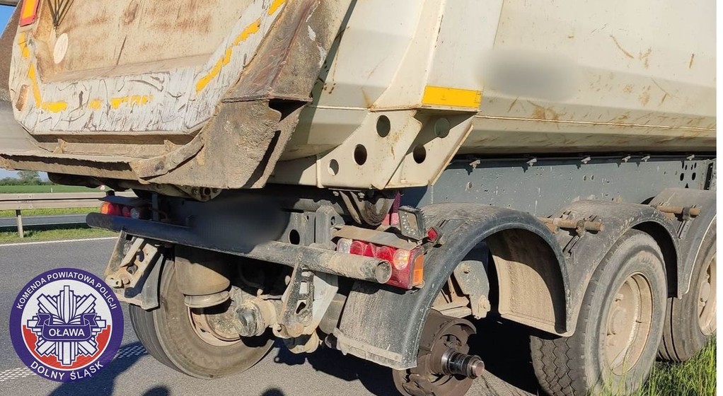 Naczepa ze zdjetym kołem