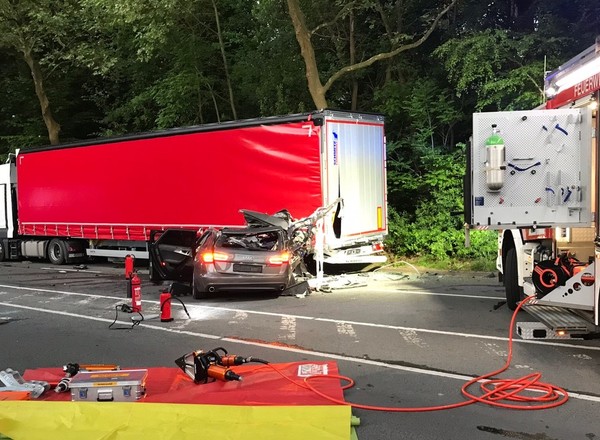 Tragiczny wypadek w Niemczech. Audi wjechało w "pauzującą" ciężarówkę z Polski