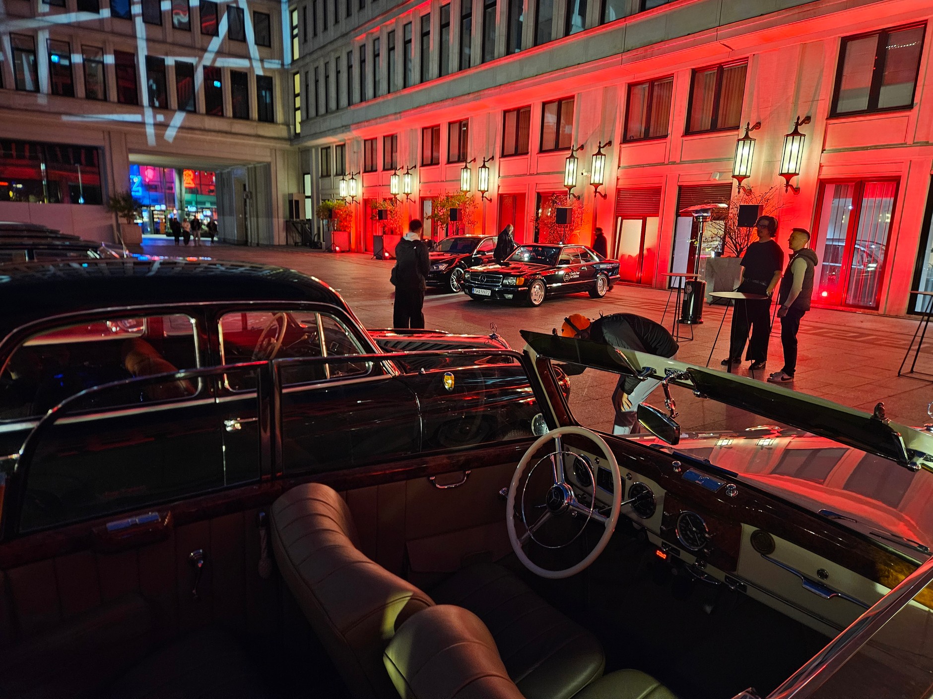 Mercedesy z konwoju „140 Years. 140 Places” w Polsce. W Warszawie na spotkanie z nowymi modelami przyjechali miłośnicy klasycznych Mercedesow. 