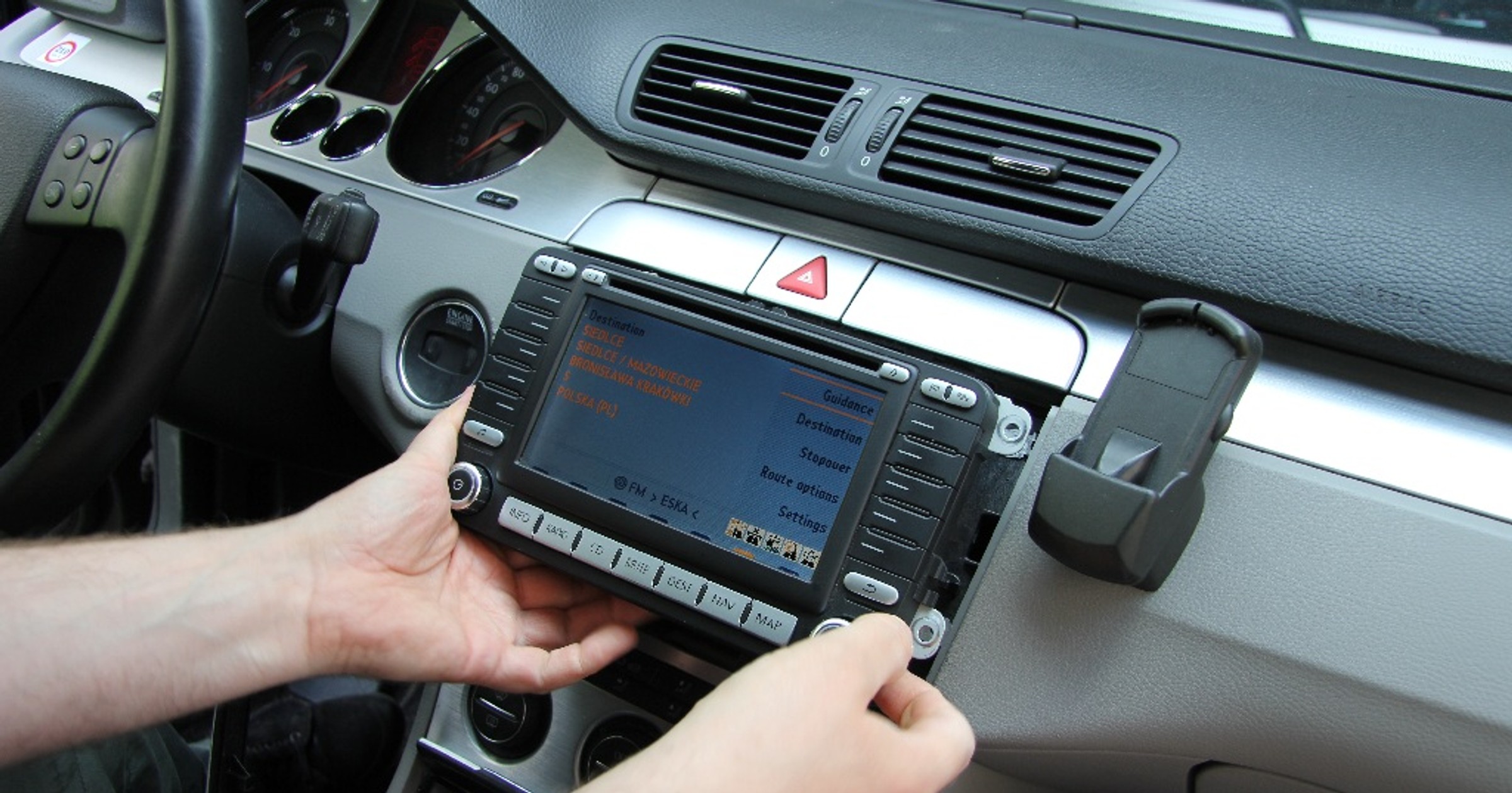 Fabryczne radio RNS-MFD do wymiany. W jego miejsce Kenwood DNX520VBT. 