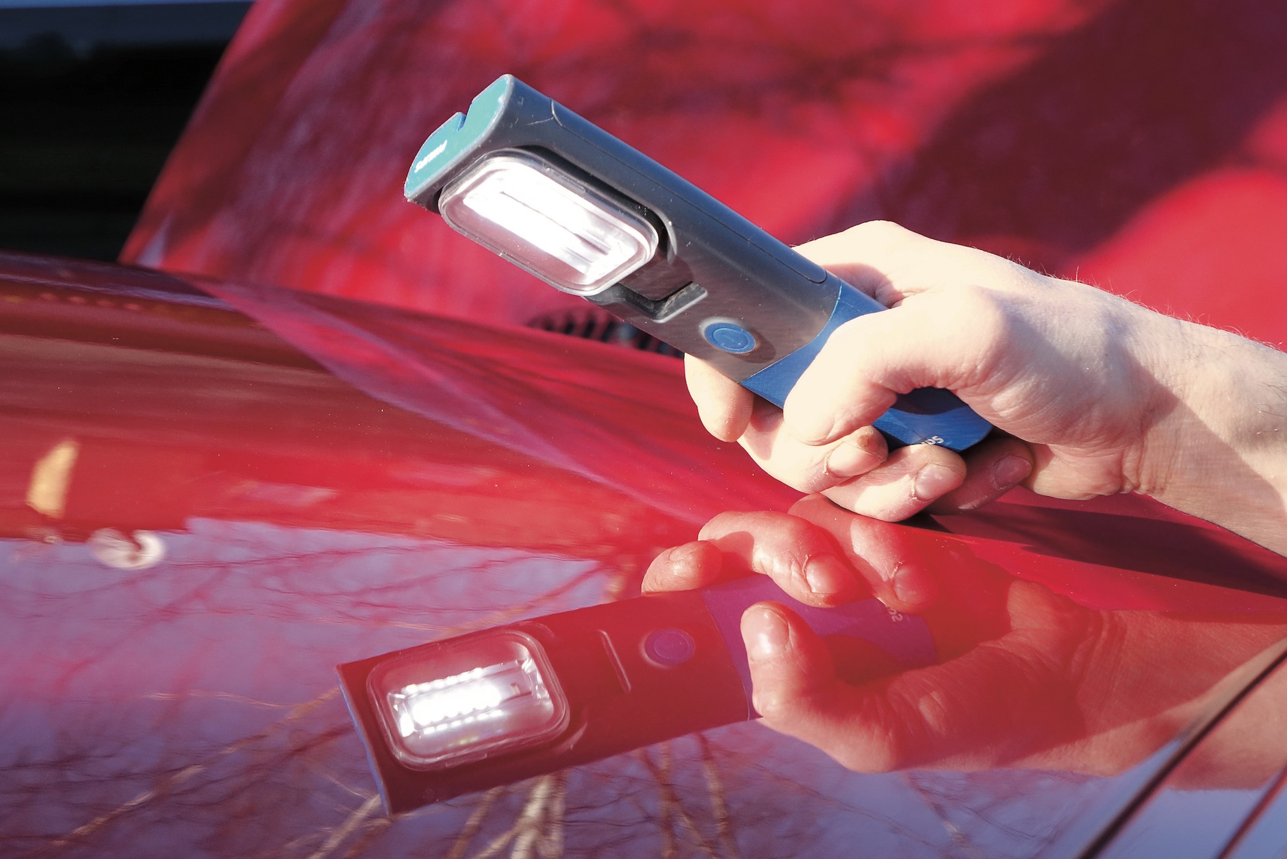 Nie ma obowiązku usuwania absolutnie wszystkich, nawet najmniejszych rysek widocznych tylko pod światło – czasem warto zostawić więcej lakieru, by móc za rok czy dwa wypolerować go jeszcze raz.