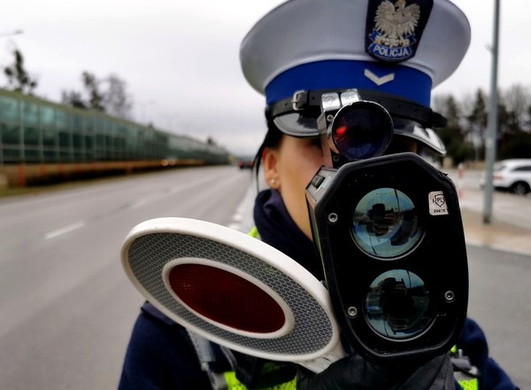 Policja ustawia się za znakiem D-42. Tysiące kierowców żegna się z prawem jazdy