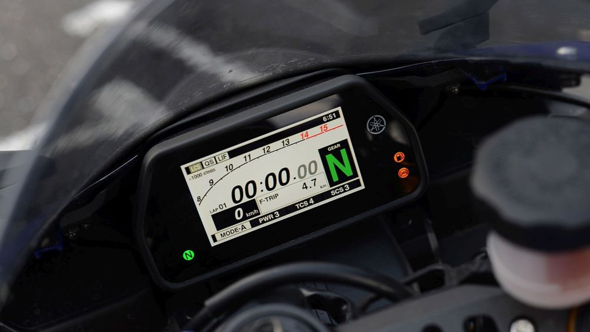 Klorowy wyświetlacz Yamahy YZF-R1