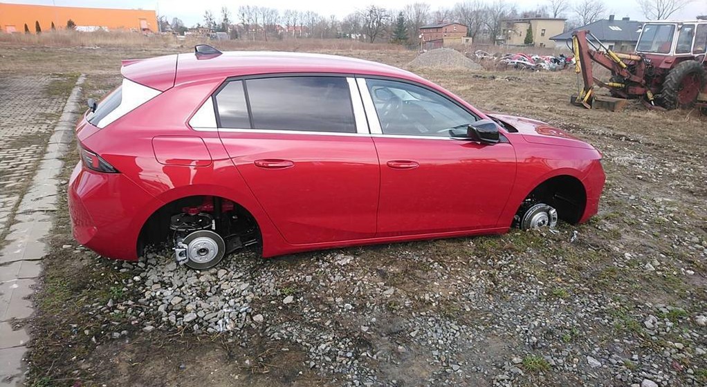 Złodzieje ukradli koła z nowych Opli