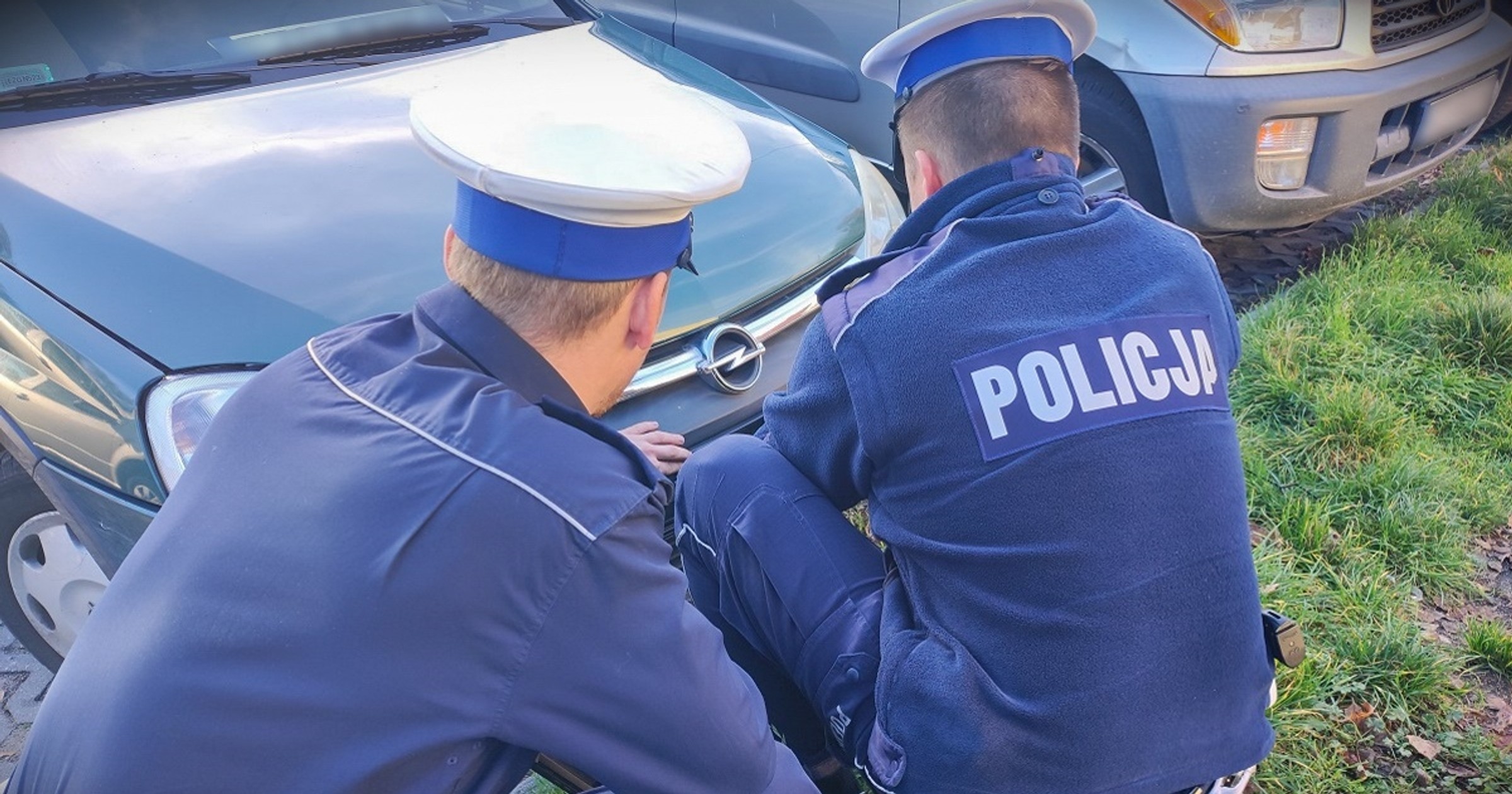 Jechała samochodem bez tablic. Nie potrafiła ich zamontować. Pomogli dopiero policjanci