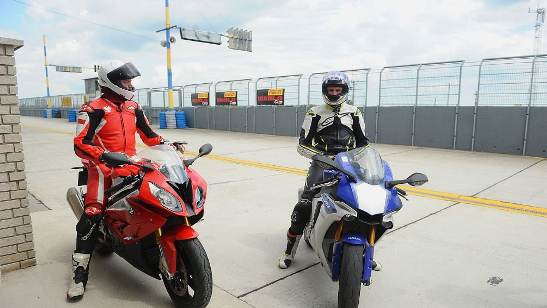 BMW S 1000RR i Yamaha YZF-R1