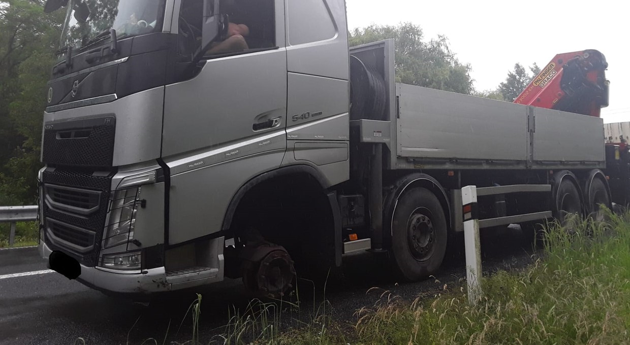 Jechał ciężarówką bez przedniego koła po autostradzie. Szukał warsztatu