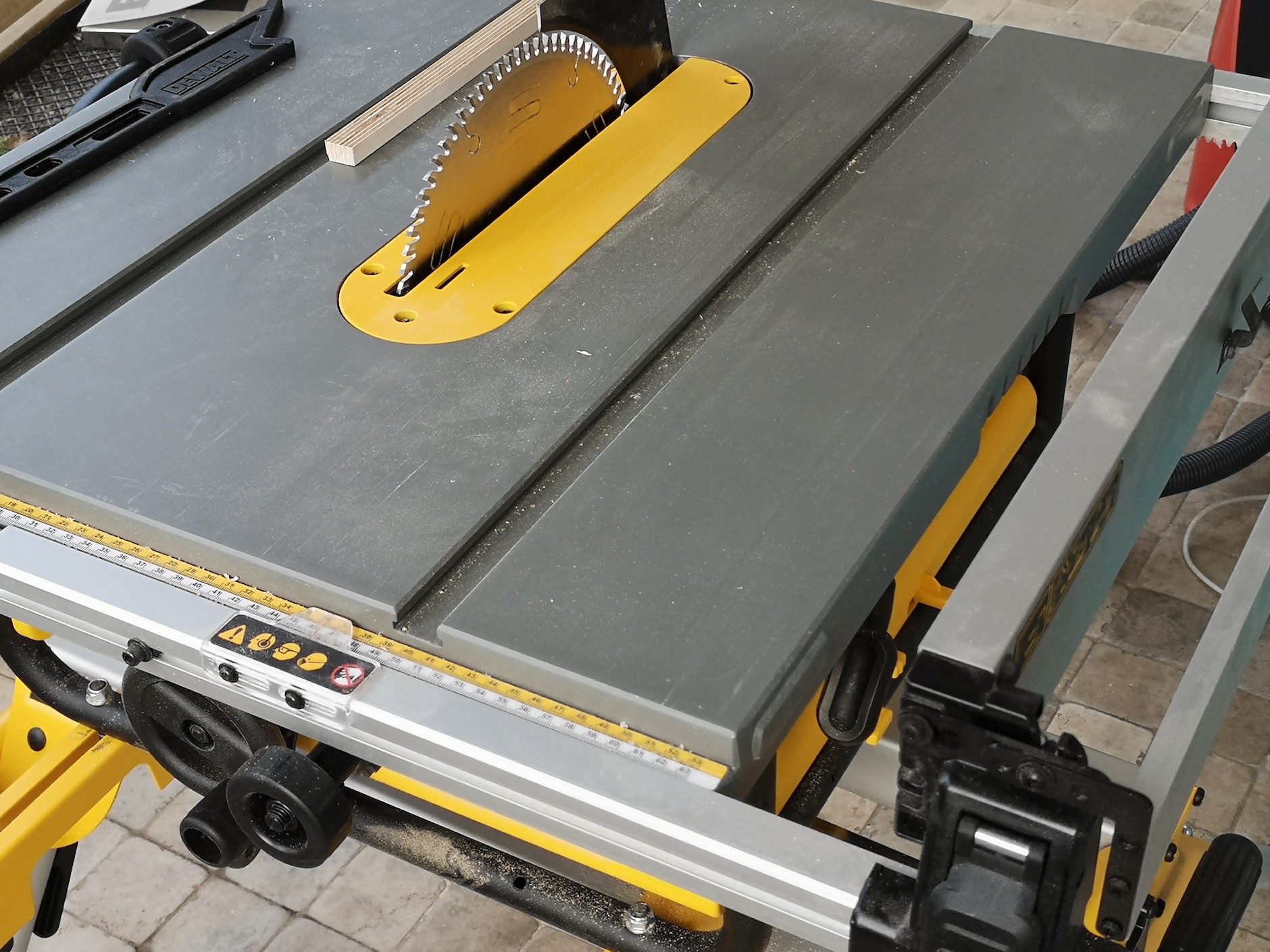 Położenie prowadnicy równoległej w dobrych pilarkach ustawia się pokrętłem, które jednocześnie pozwala łatwo ustawić właściwy rozmiar wyciętego przedmiotu. Szybko, łatwo i bez dodatkowego mierzenia