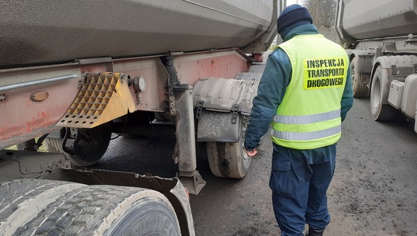 Inspektorzy ITD zatrzymali ciężarówkę. Kierowca nie mógł jechać dalej