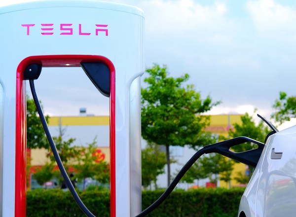 Tesla na zjeździe, rekordowe spadki na kluczowych rynkach. Szok w Niemczech