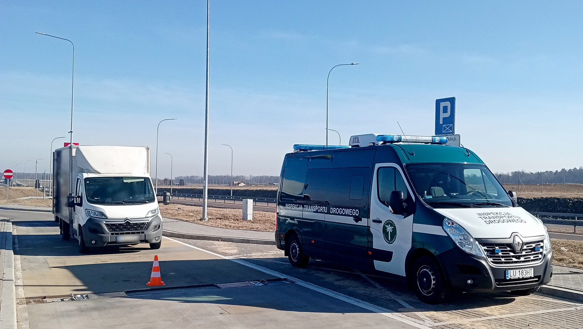 Kontrola ITD. Inspektorzy znaleźli w busie podwójne ściany i 20 tys. papierosów