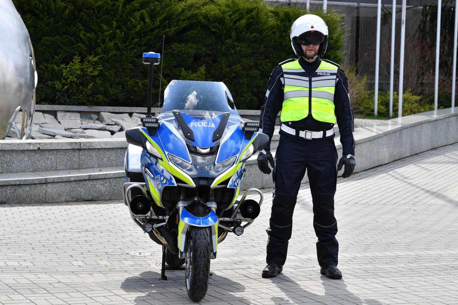 Nowe radiowozy i motocykle polskiej policji