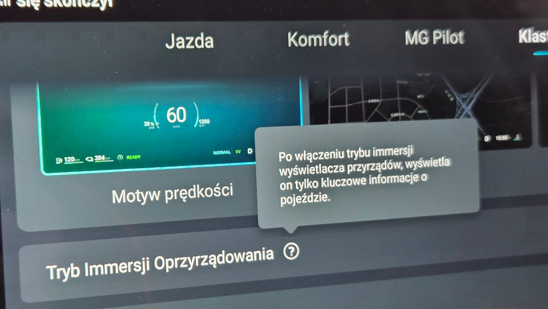 "Przechodzę w tryb immersji oprzyrządowania!" - brzmi jak komenda z Gwiezdnych Wojen, ale w tym trybie znikają kafelki wokół prędkościomierza na wirtualnych zegarach. Przydatne podczas nocnych tras, gdy nie chcemy męczyć wzroku nadmiarem informacji