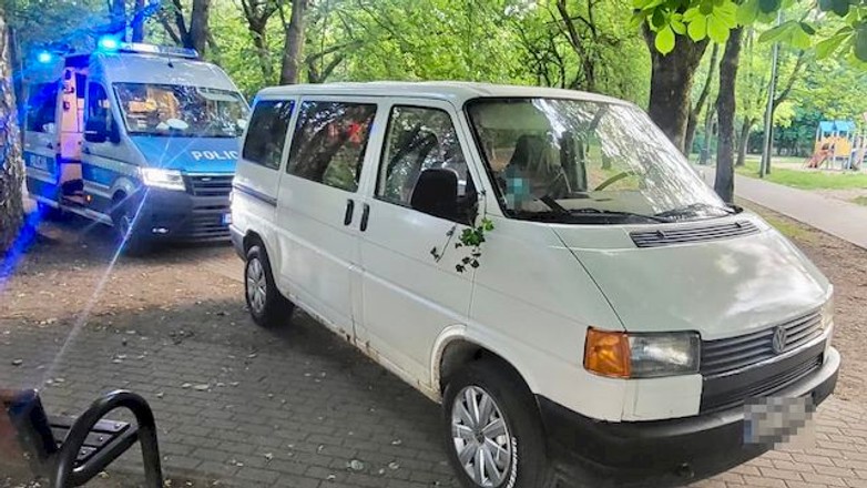 25-latek uciekał parkiem. Mandat przewyższa wartość jego auta