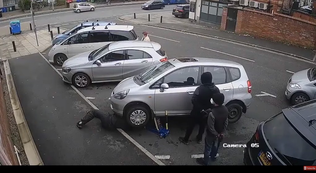 Kradzież katalizatora w biały dzień, w półtorej minuty!