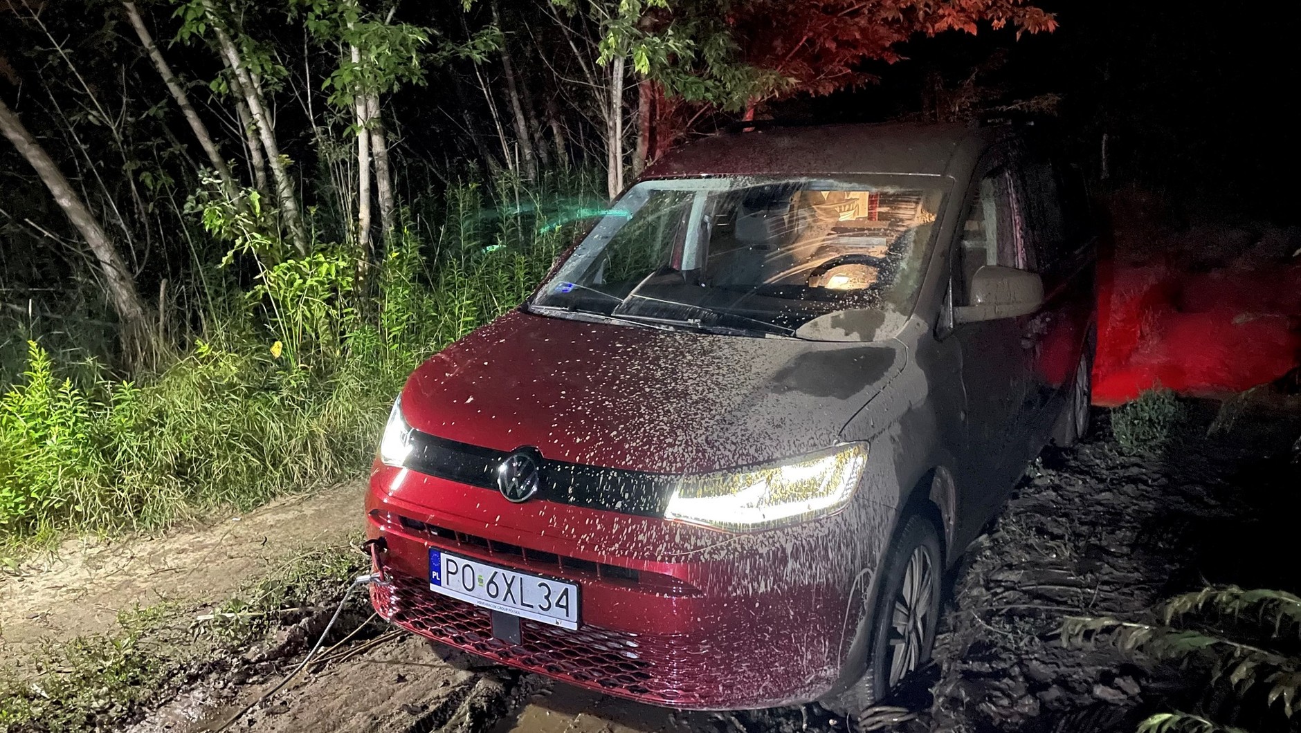 Samochód zakopany w błocie