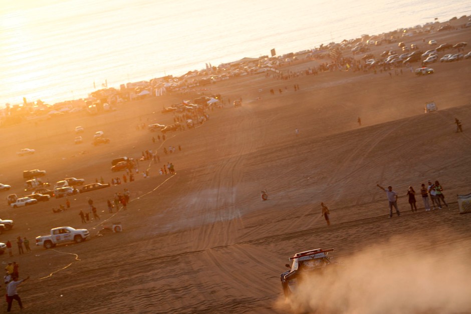 Rajd Dakar 2011: dobra postawa Polaków, Hołowczyc z otwartymi drzwiami (5.etap, wyniki, fot. Willy Weyens)