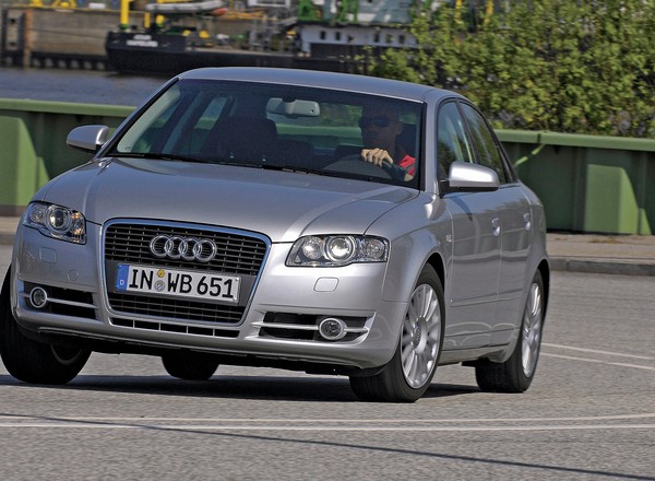Audi A4 II B7 (2004-08) – dużo aut po „dzwonie” i z licznikiem po korekcie przebiegu