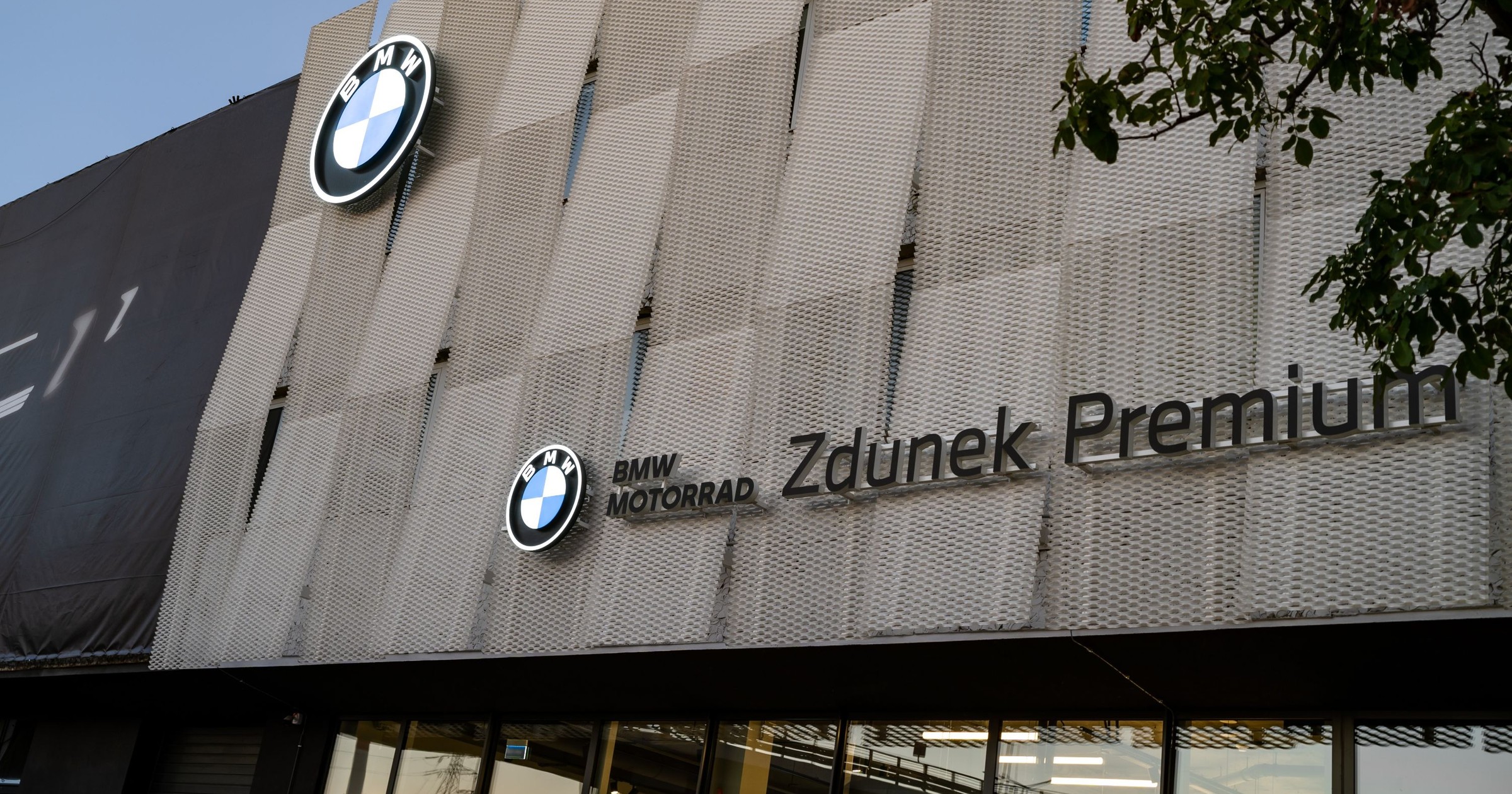 Nowy salon BMW w dawnym biurowcu FSO (Warszawa)