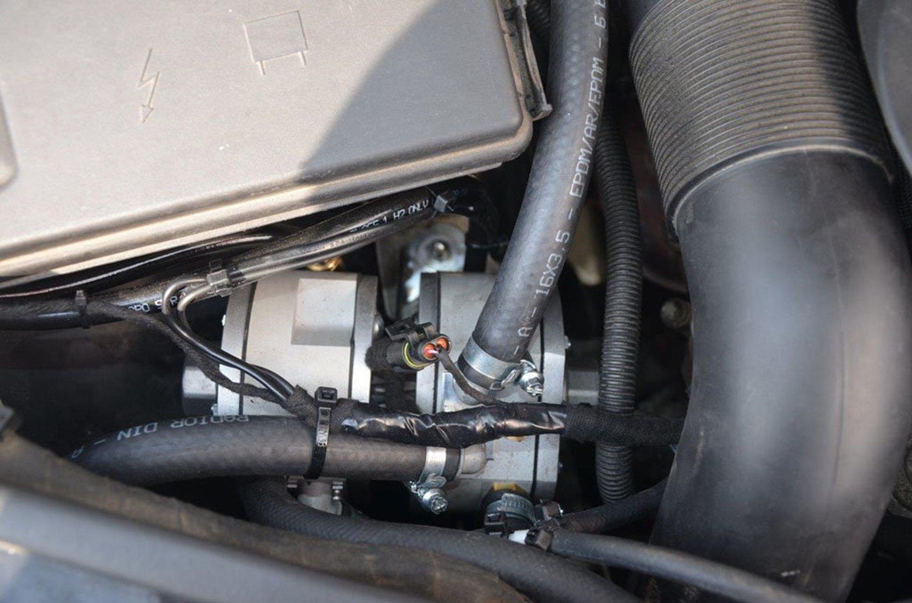 Pod maskę Mercedesa GL 450 trafił komputer Zenit Pro OBD sterujący pracą instalacji LPG, dwa reduktory Silver, oraz wtryskiwacze Hana.