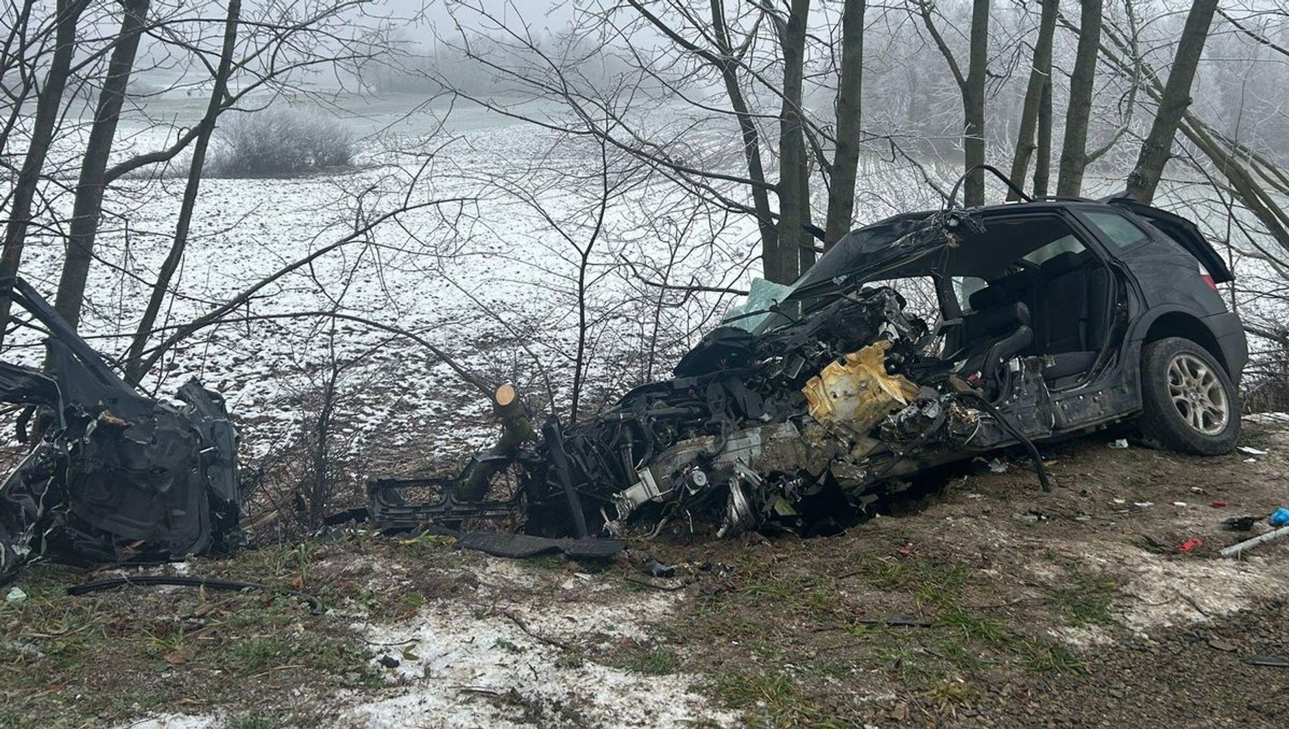 Przerażający wypadek w Rożkach Kolonii. Kierowca BMW uderzył w drzewo