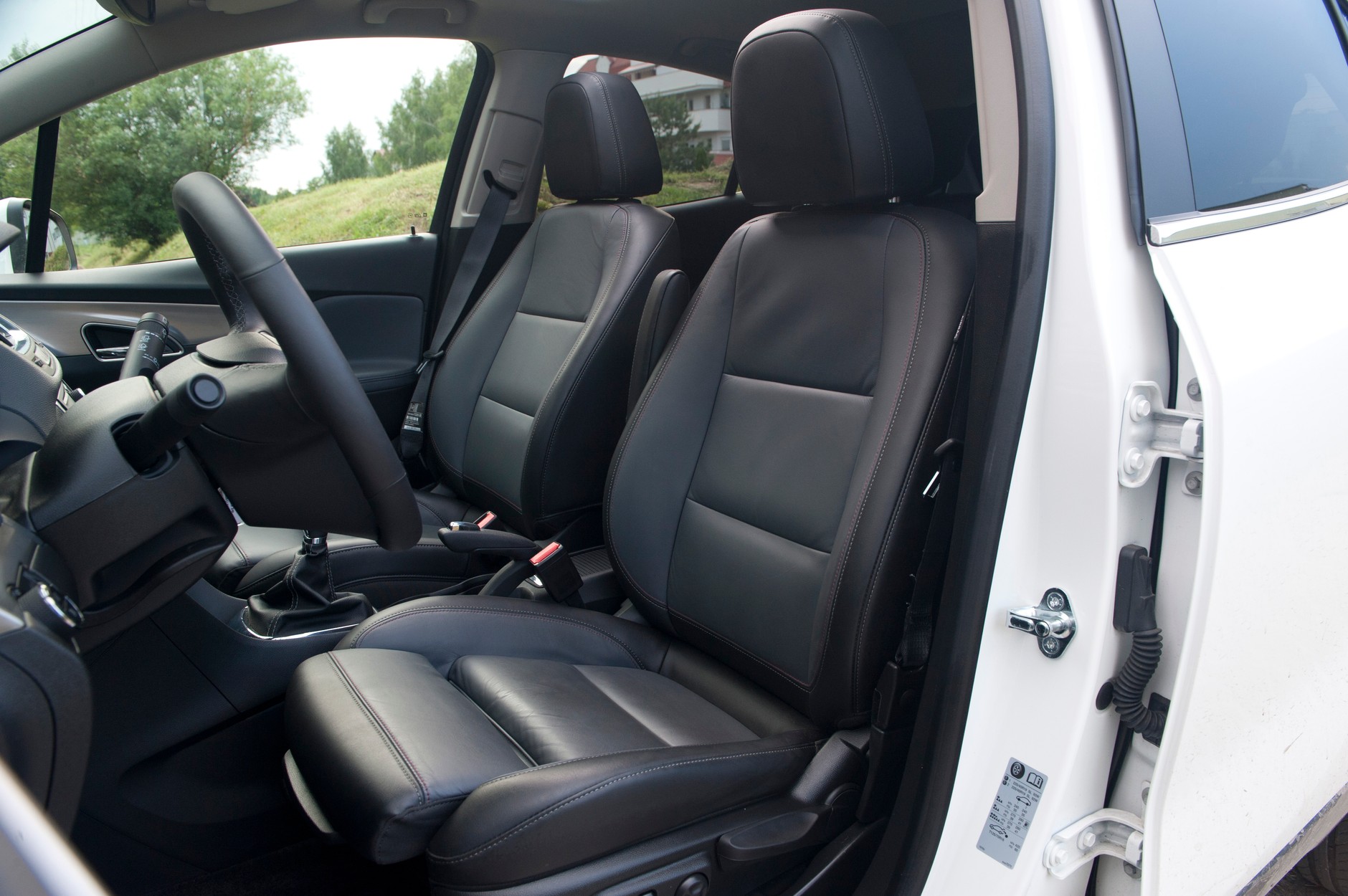 Dobrze wyprofilowane przednie fotele