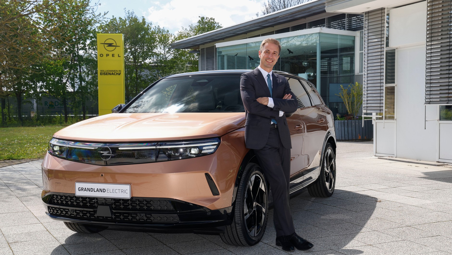 Nowy Grandland i dyrektor generalny marki Opel Florian Huettl