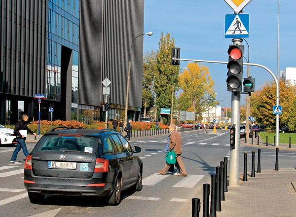 Znowu ktoś mnie strąbił, bo zatrzymałem się na czerwonym. Przez takich znikają strzałki