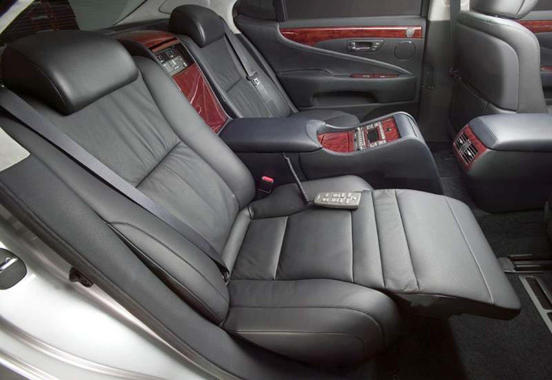 Lexus LS460 w japońskich salonach sprzedaży