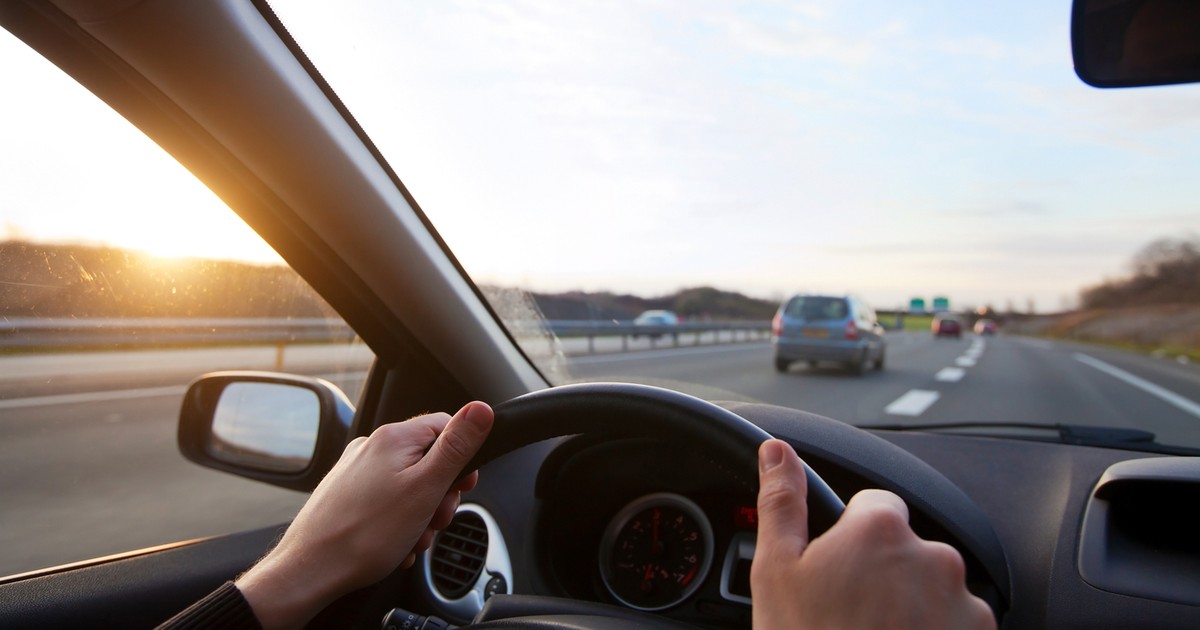 samochód na autostradzie - zdjęcie ilustracyjne