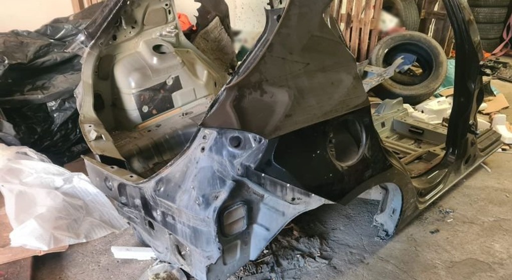 Auto było już pocięte na części. Policja odkryła dwie "dziuple"