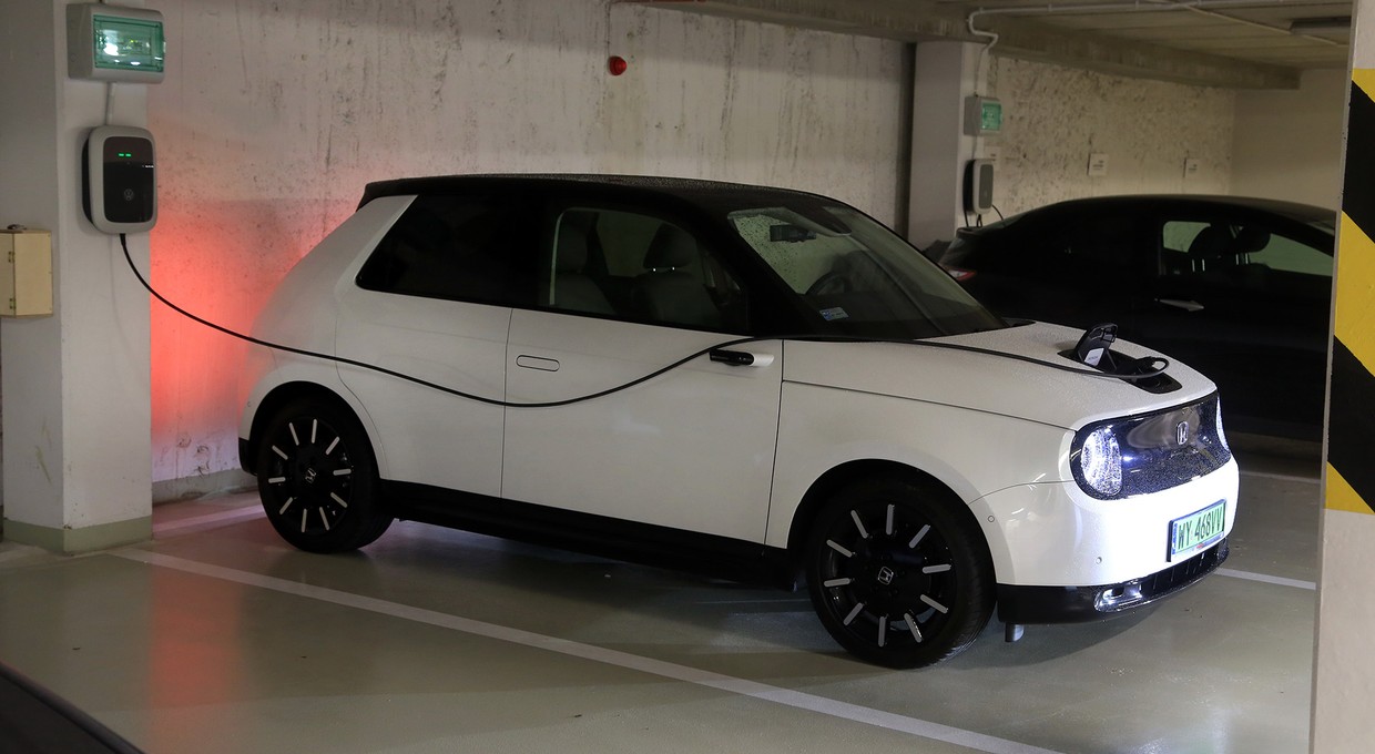 Elektryki nie wjadą na kolejny duży parking. Czy taki zapis w regulaminie jest legalny?