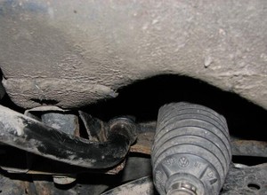 Jak wymienić łączniki stabilizatora w VW Golfie MK4?