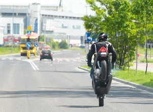 Jak bezpiecznie jeździć motorowerem? Czyli myślenie jednym śladem