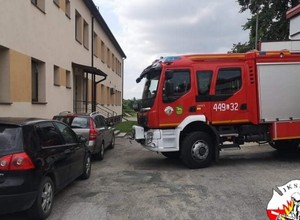 Zaparkowane auta urzędników zablokowały wyjazd straży. Wójt jest zły... na strażaków