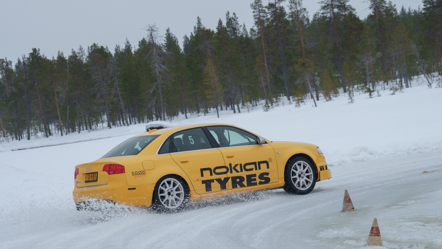 Jazda Audi RS4 z zamontowanymi oponami z kolcami