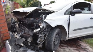 Musiał odbić, żeby nie trafić rowerzystki. Uderzył w inne auto i płot. Czy kobieta miała OC?