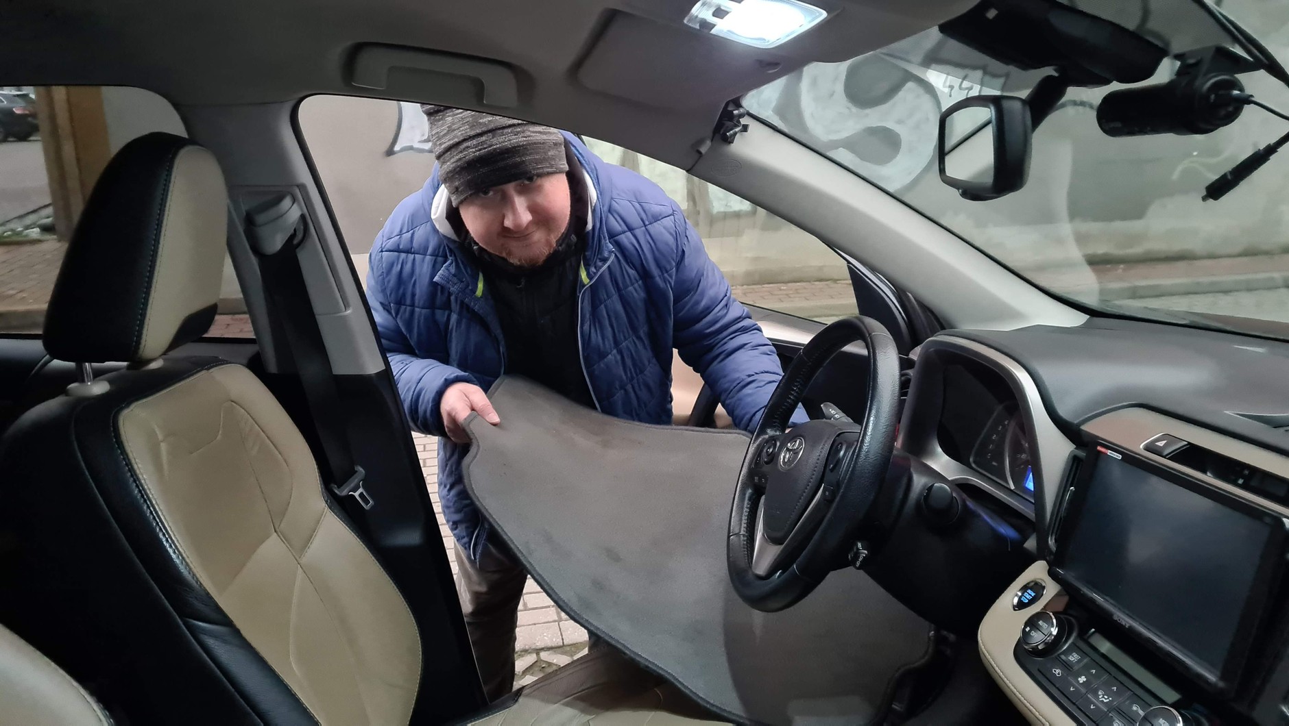 Sezonowa wymiana dywaników w samochodzie