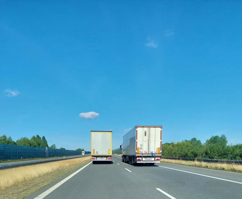 Wyprzedzanie tirów na autostradzie