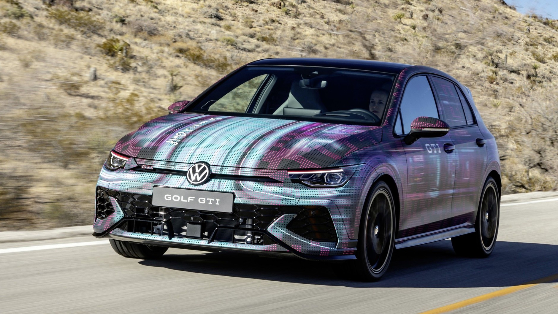 VW Golf (ósma generacja; od 2019 r.; wersja po modernizacji z 2024 r.; samochód w kamuflażu)