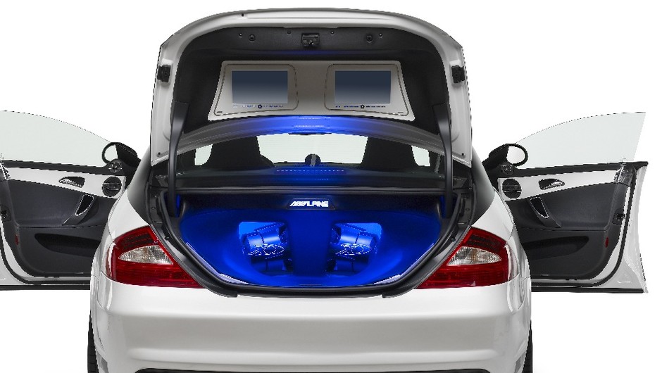 W bagażniku Alpine CLS prawdziwa elektrownia: