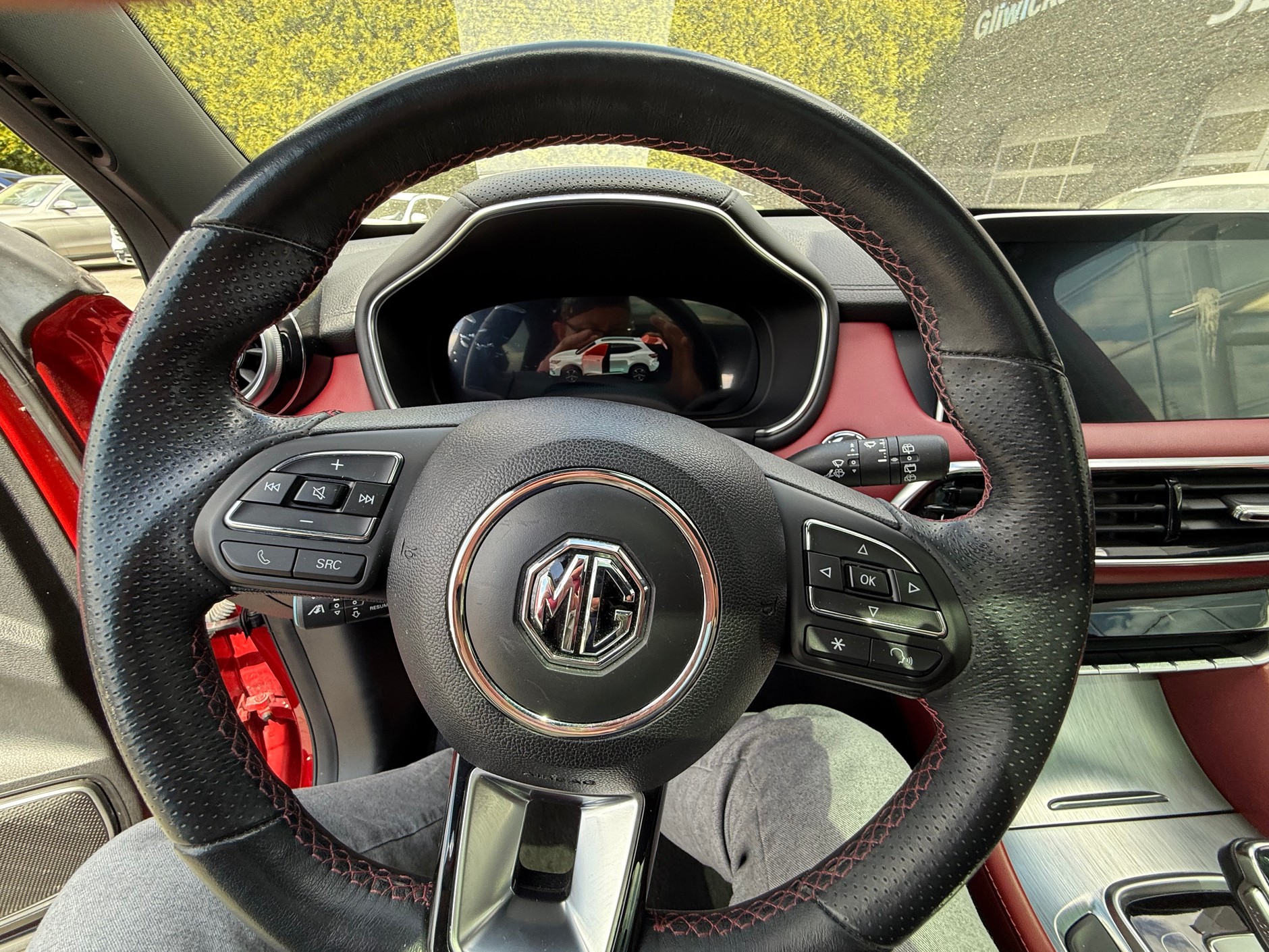 Czerwone używane MG EHS z przebiegiem 71 tys. km za 83 tys. 900 zł