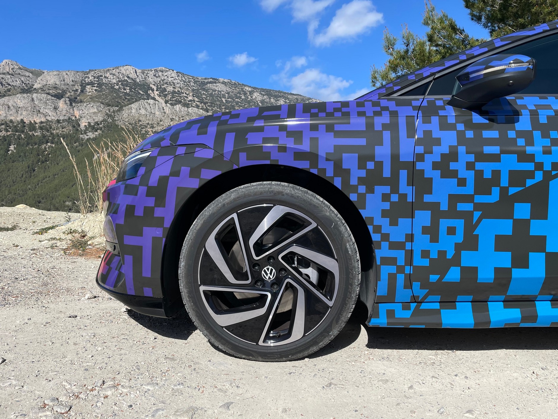 Pierwsza jazda zamaskowanym Volkswagenem ID.7