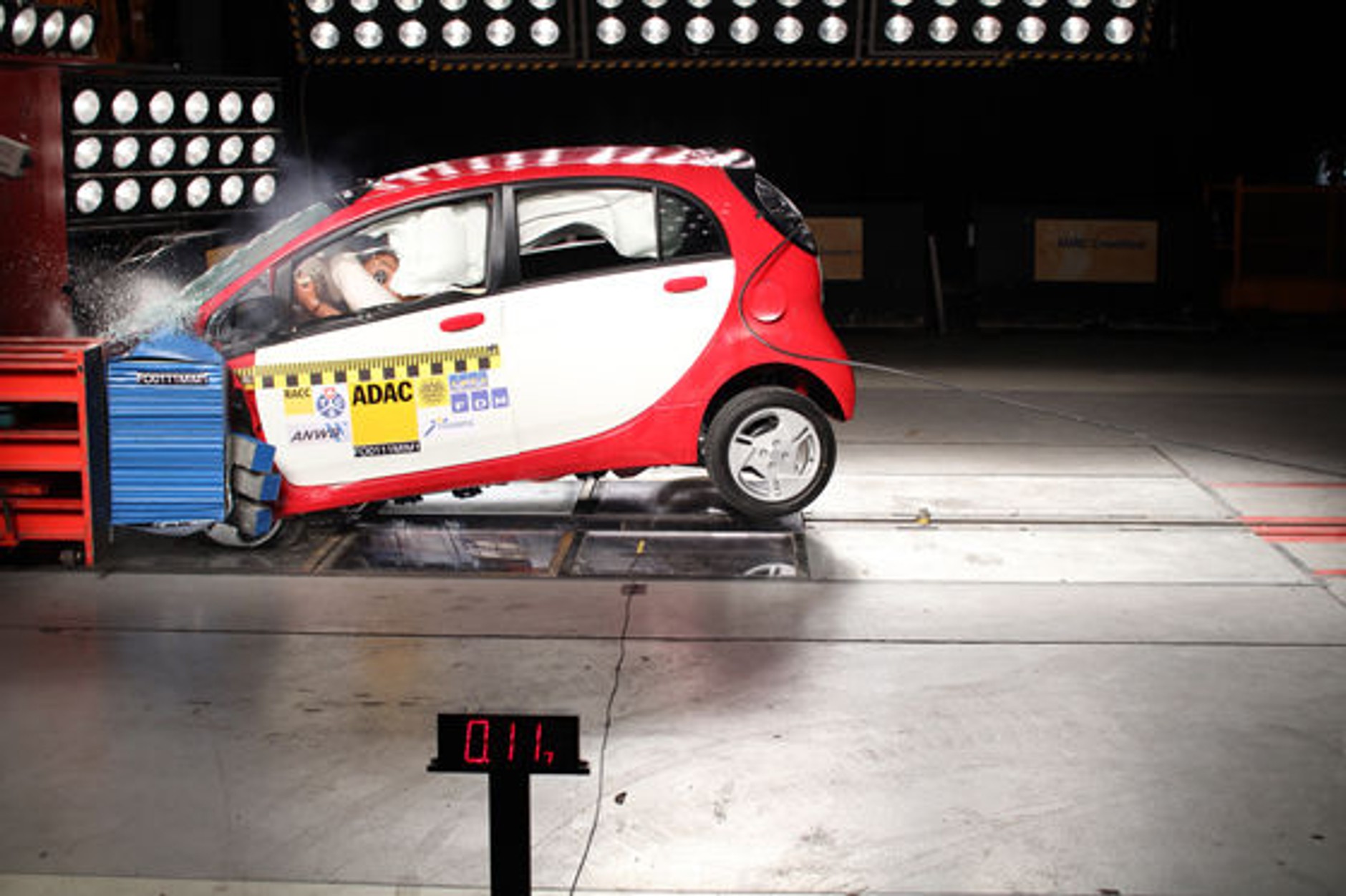 Mitsubishi i-MiEV crash test ADAC