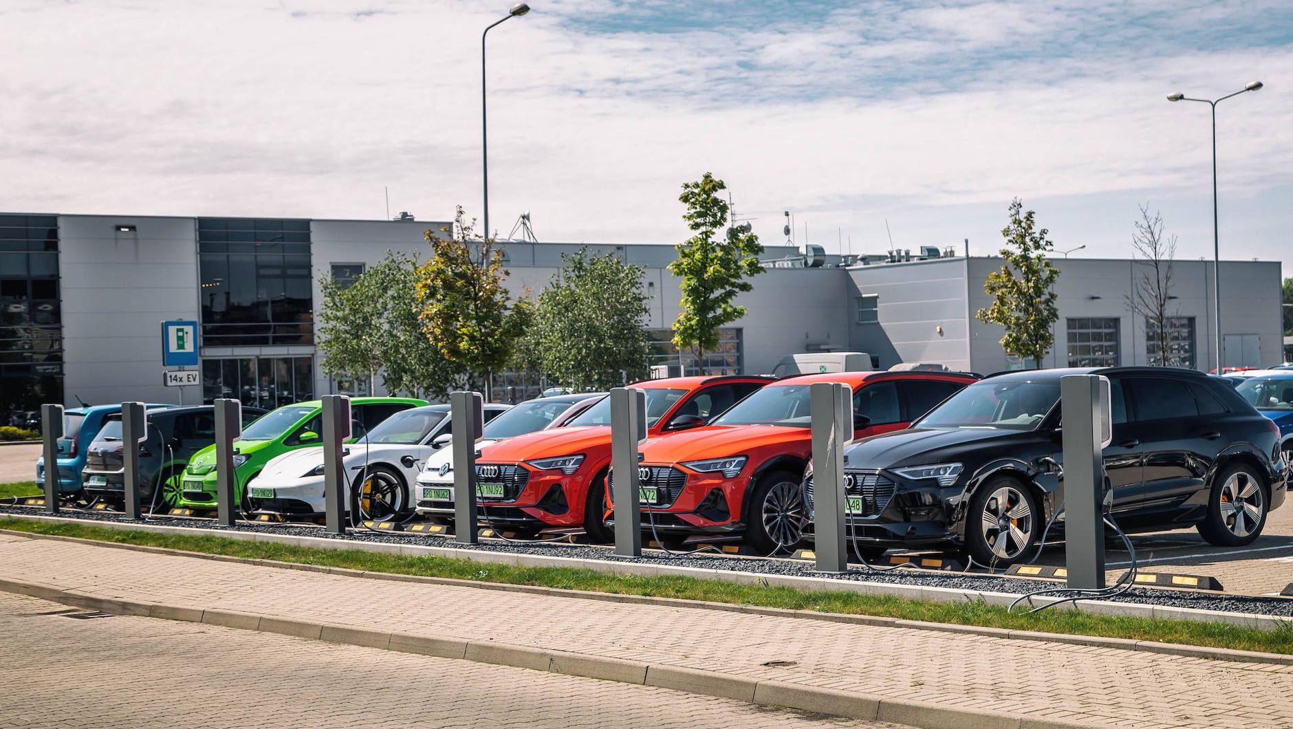 Ładowarki na parkingu Volkswagen Group Polska w Poznaniu