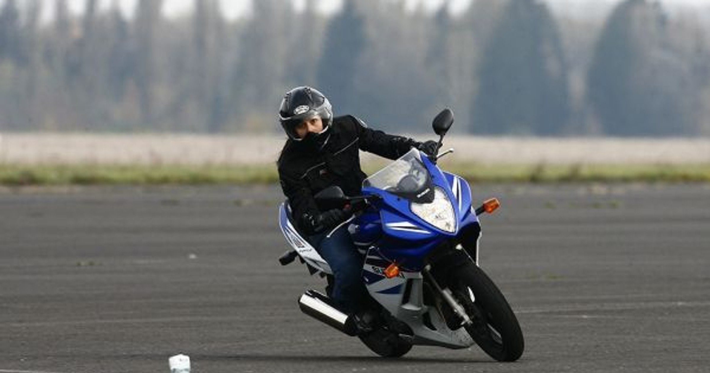 Kobieta na motocyklu