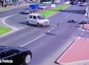 Motocyklista nie miał szans na reakcję. Fatalny koniec sezonu [WIDEO]