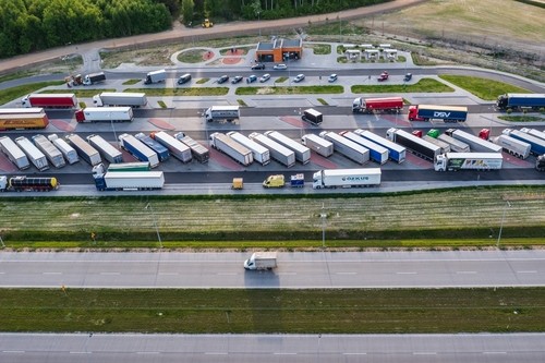 Podczas podróży po Polsce warto skorzystać z Miejsc Obsługi Podróżnych. Tam można bezpiecznie spać w samochodzie