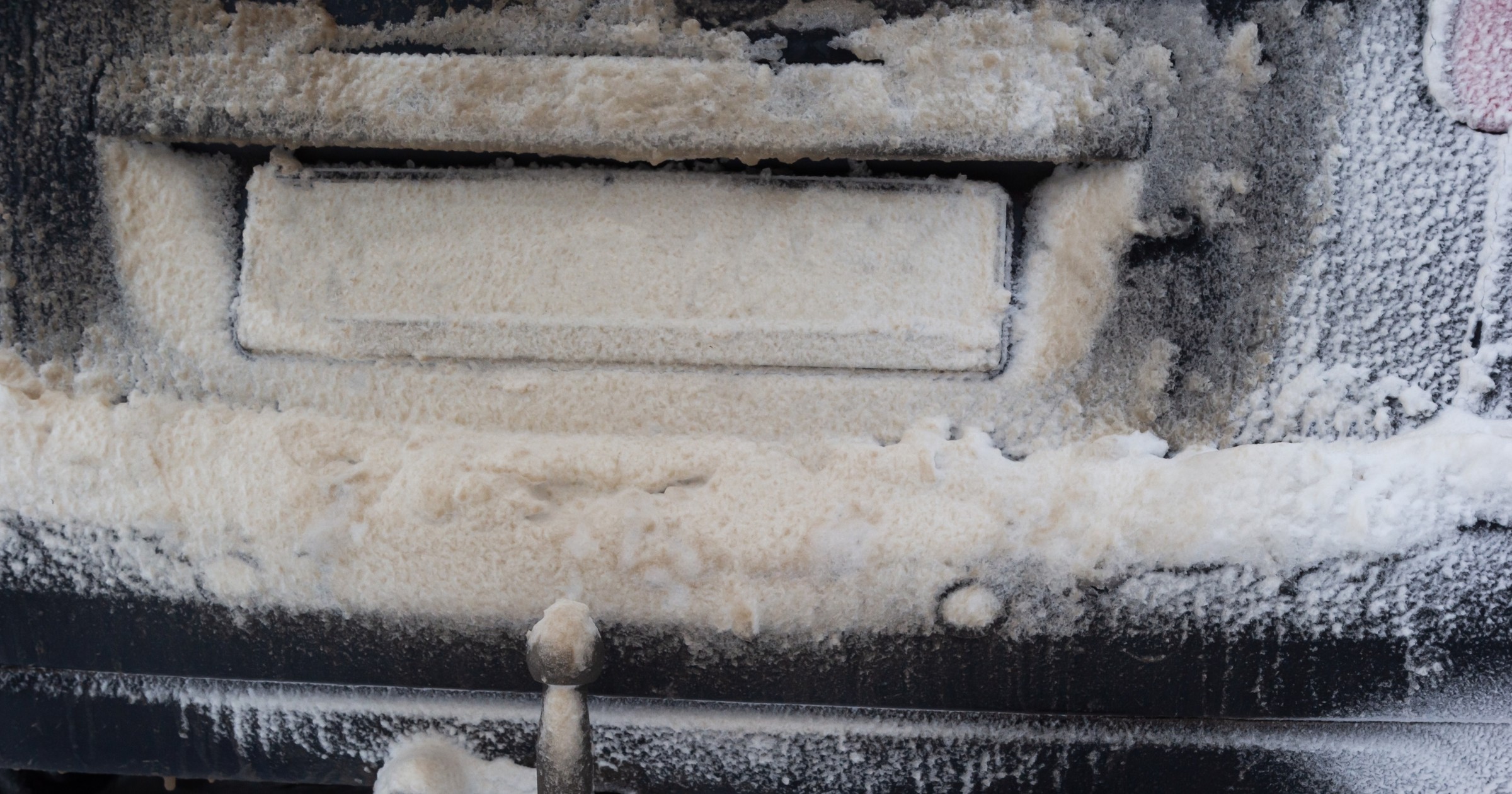 Nieczytelna tablica rejestracyjna samochodu