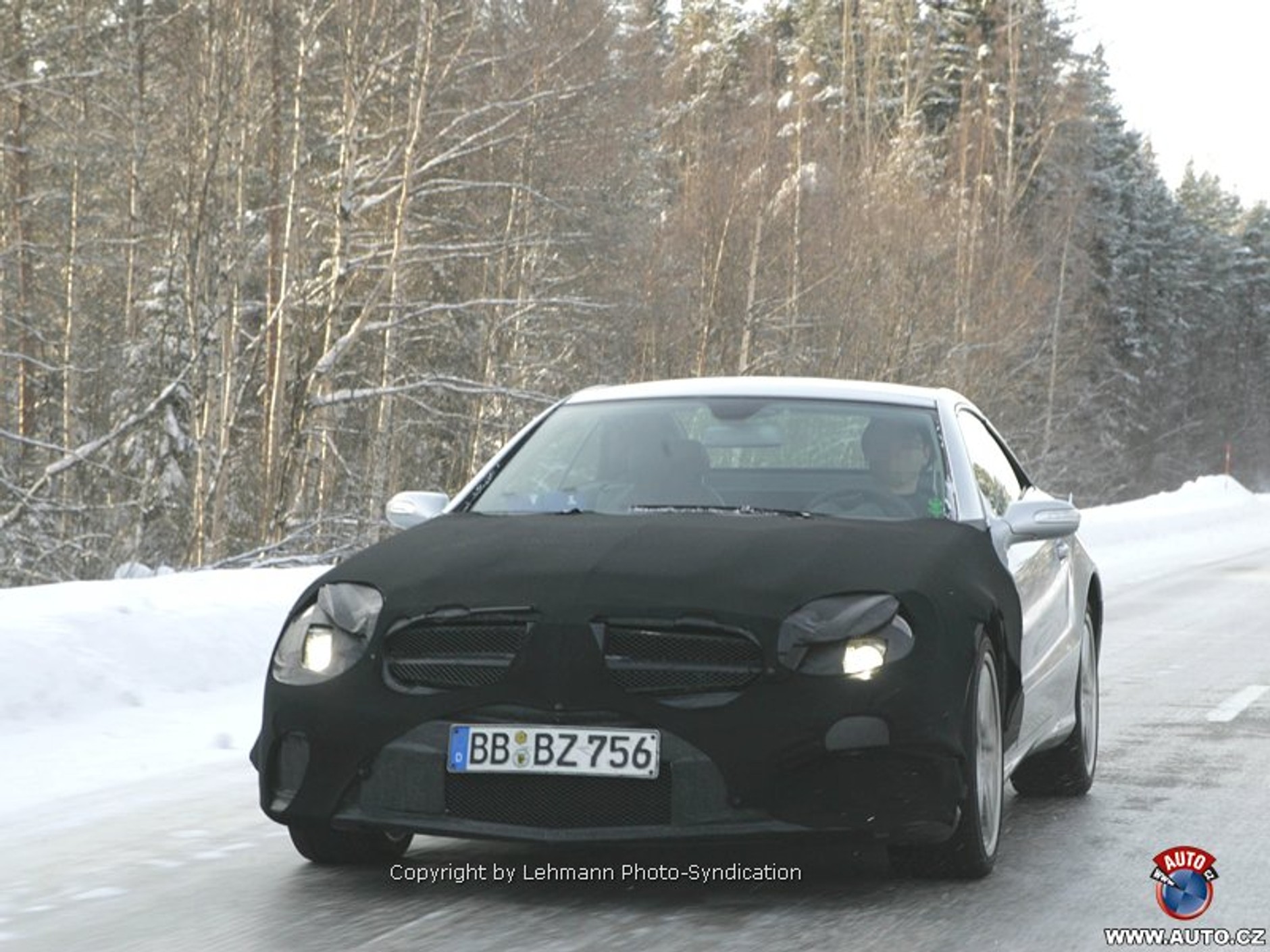 Zdjęcia szpiegowskie: kolejny facelifting dla Mercedesa-Benz SL